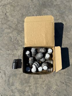 Original C5 Corvette Lugnuts