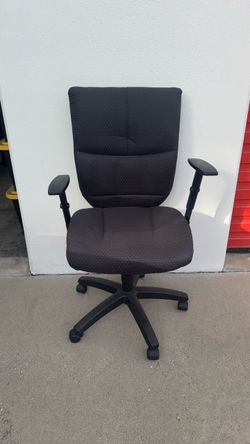 7 Office Mesh Swivel Almost New Chairs