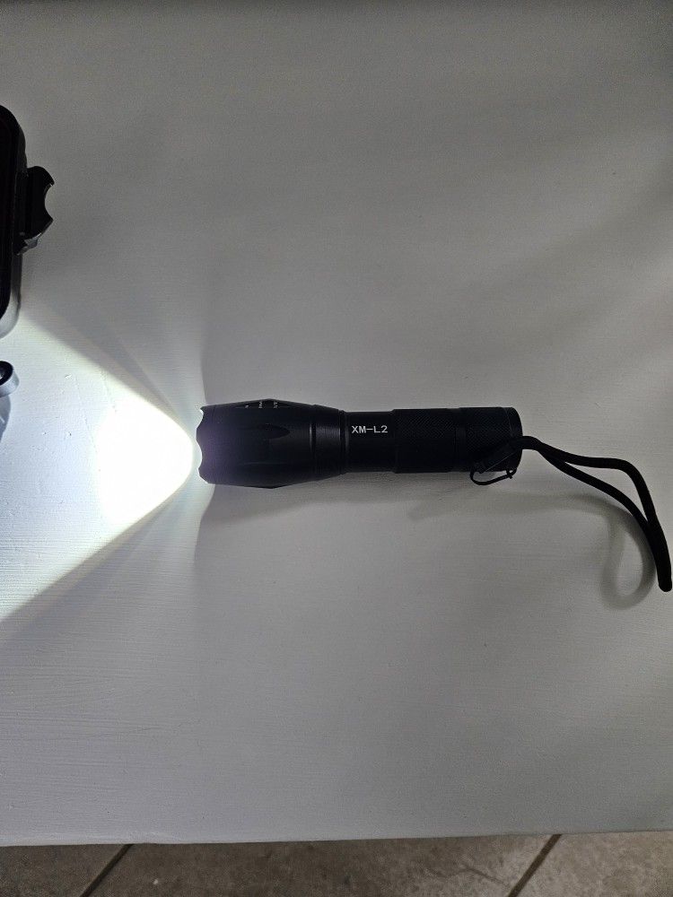 FLASHLIGHT.   LAMPARA 