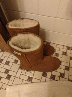 Bear paw boots size 8 like new