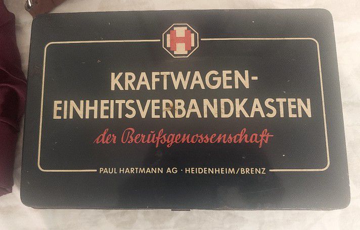 Hartmann Kraftwagen first aid box 1963

B/O aid kit original first aid supplies  equipment  tin box is 24 x 14,5 xto