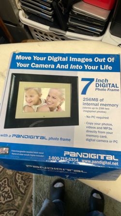 Pandigital 7-Inch Digital Photo Frame