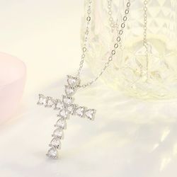 Elegant diamond cross with heart-shaped zircon in the center pendant necklace. Geometric-shaped heart-shaped diamond pendant collar for the collarbone
