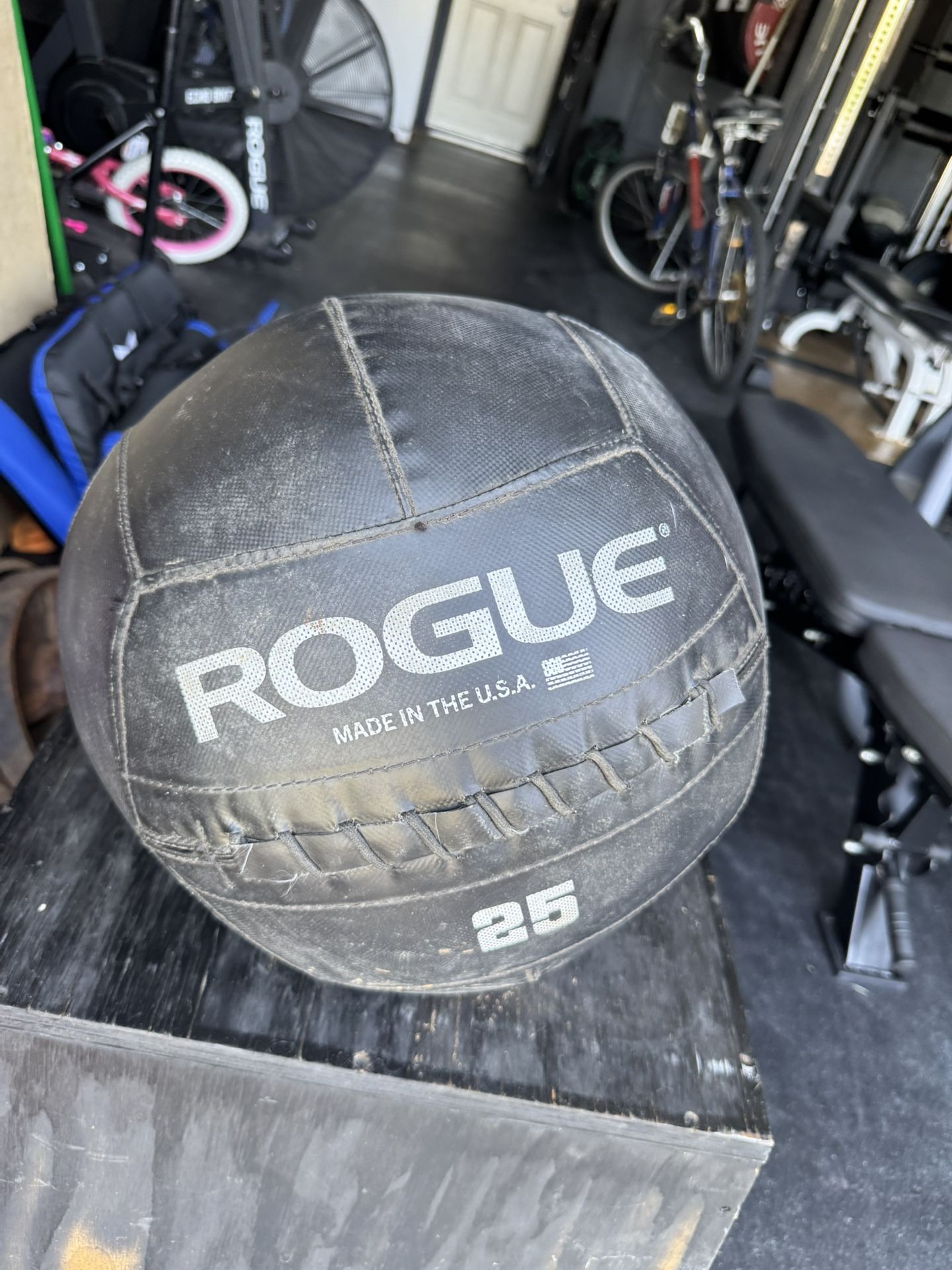ROGUE FITNESS 25LB Medicine Ball
