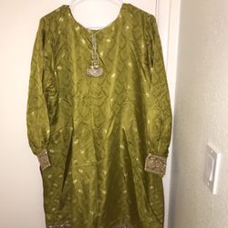 Beautiful 3PC Pakistani suit (shirt, shalwar & duppata)