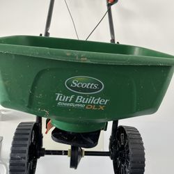 Scott’s Turf Builder DLX