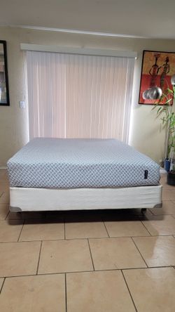 QUEEN SIZE SERTA MATTRESS, BOXSPRING AND METAL FRAME FOR SALE! IN GREAT CONDITION, FREE DELIVERY