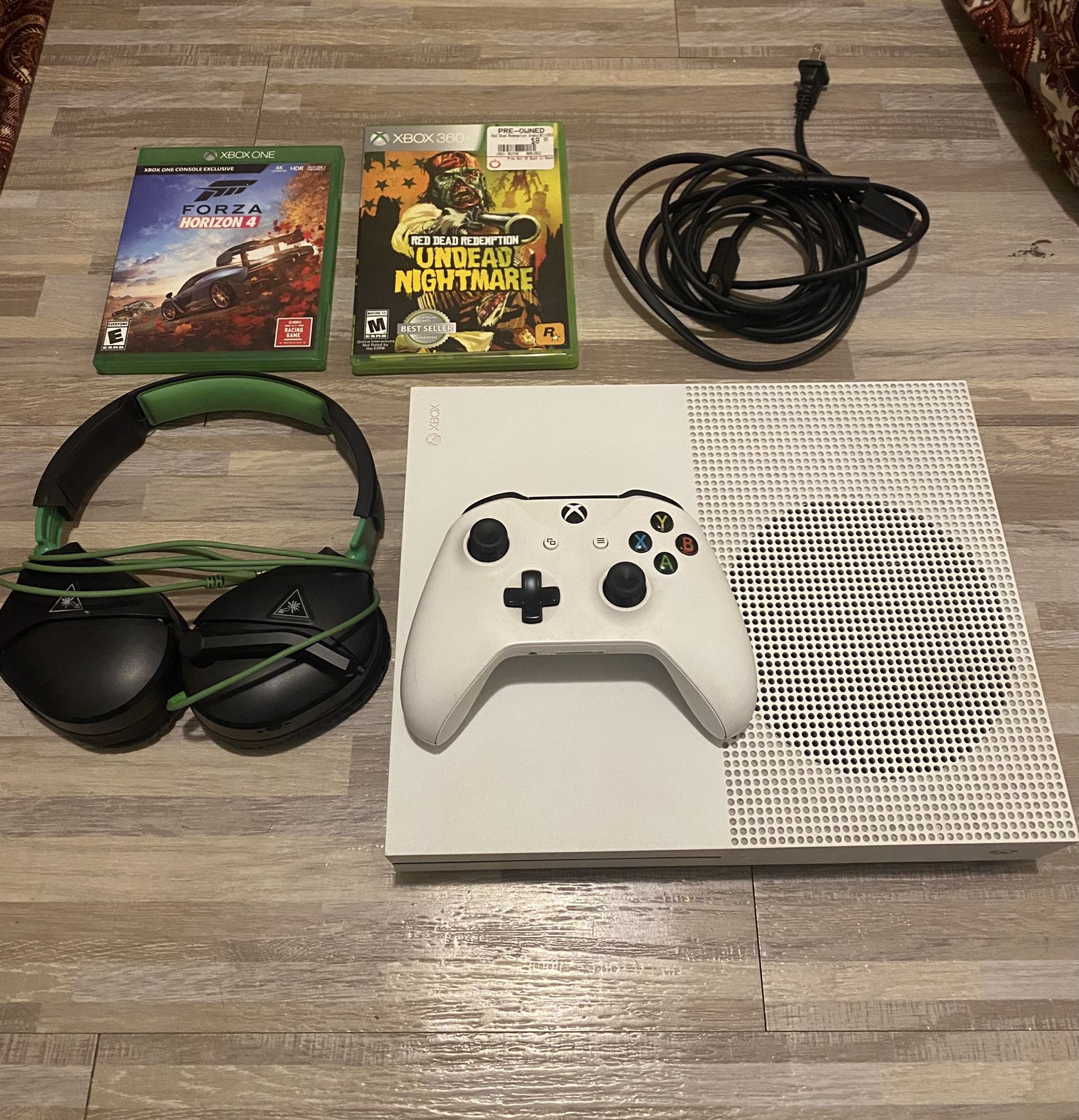 Xbox One S (Disc Edition)