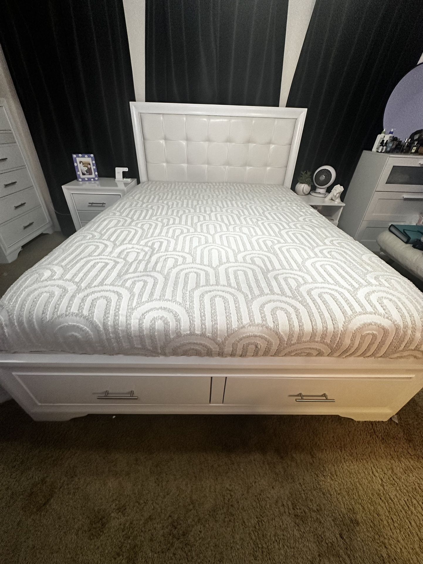 White / Silver 4 Piece Bedroom Set
