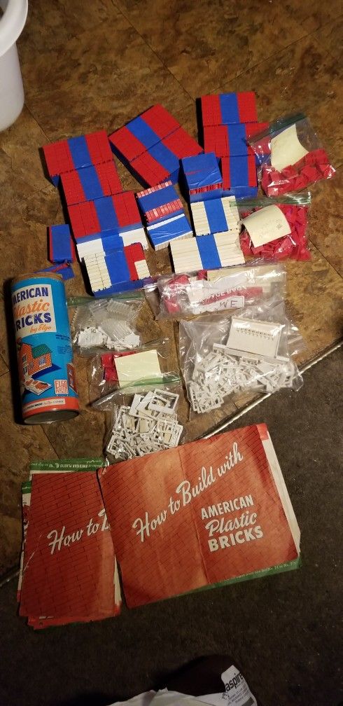 VINTAGE AMERICAN PLASTIC BRICKS 1930S OR 40S PRE LEGOS