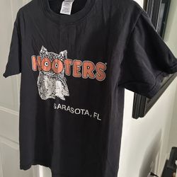 Hooters Tshirt