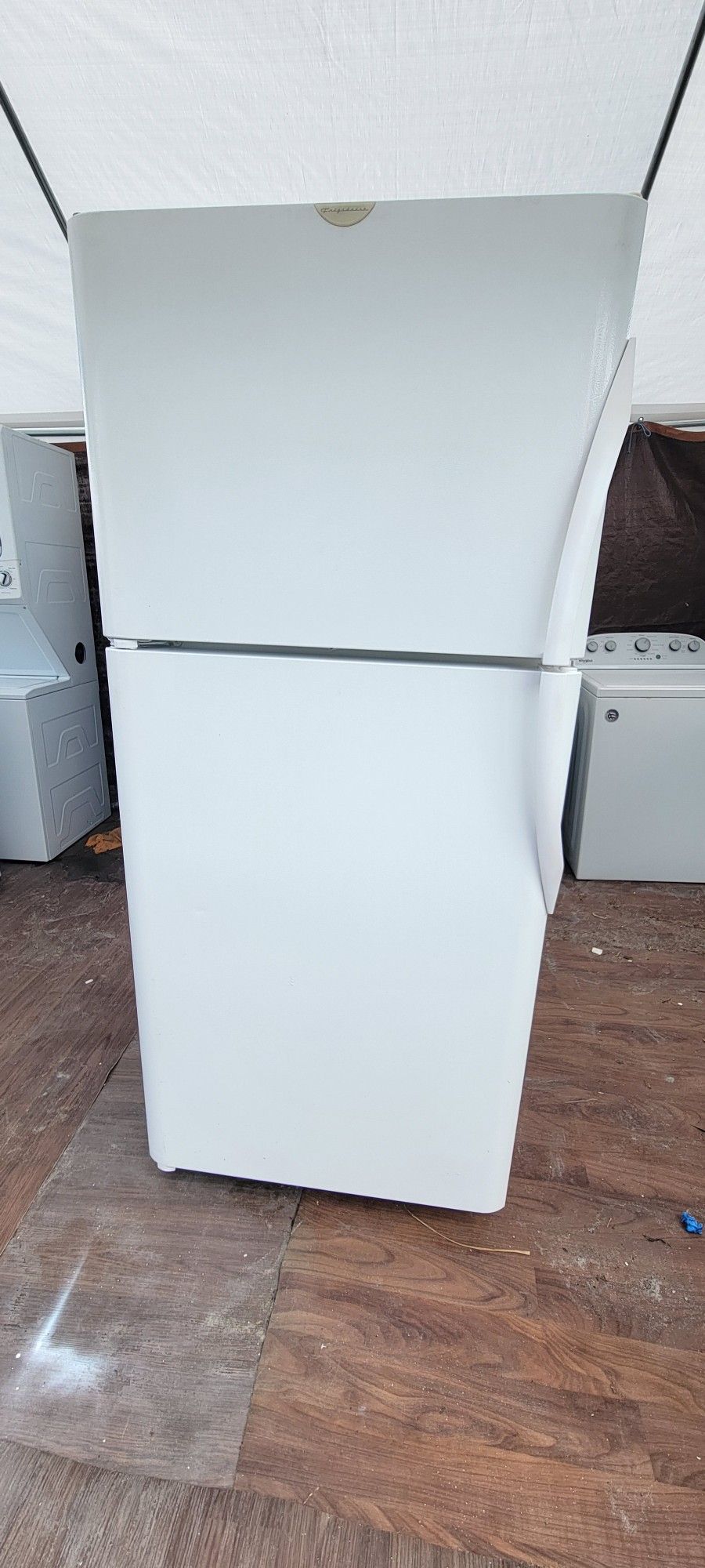 TOP FREEZER FRIGIDAIRE GALLERY WHITE CLEAN NO DENTS OR SCRATCHES