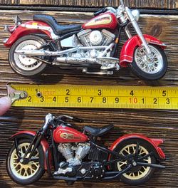 Lot of (2) 1:18 scale Harley-Davidson model motorcycles - loose, no boxes