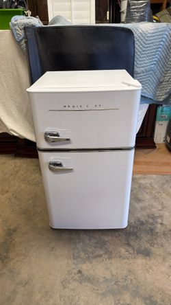 Mini fridge Magic Chef