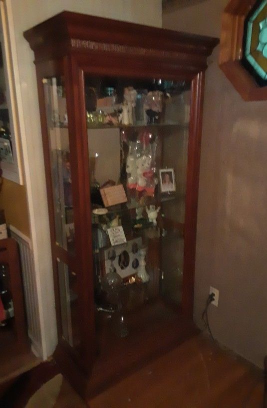 Beautiful Solid Oak Curio Cabinet Howard Miller