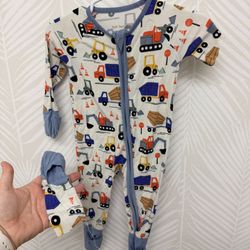 Little Sleepies Construction Zippy 0/3m arm ripped off! Good for fabric or turn into short sleeve