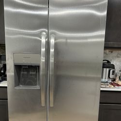 Brand new - Frigidaire Refrigerator ( never Used) For Sale - $700