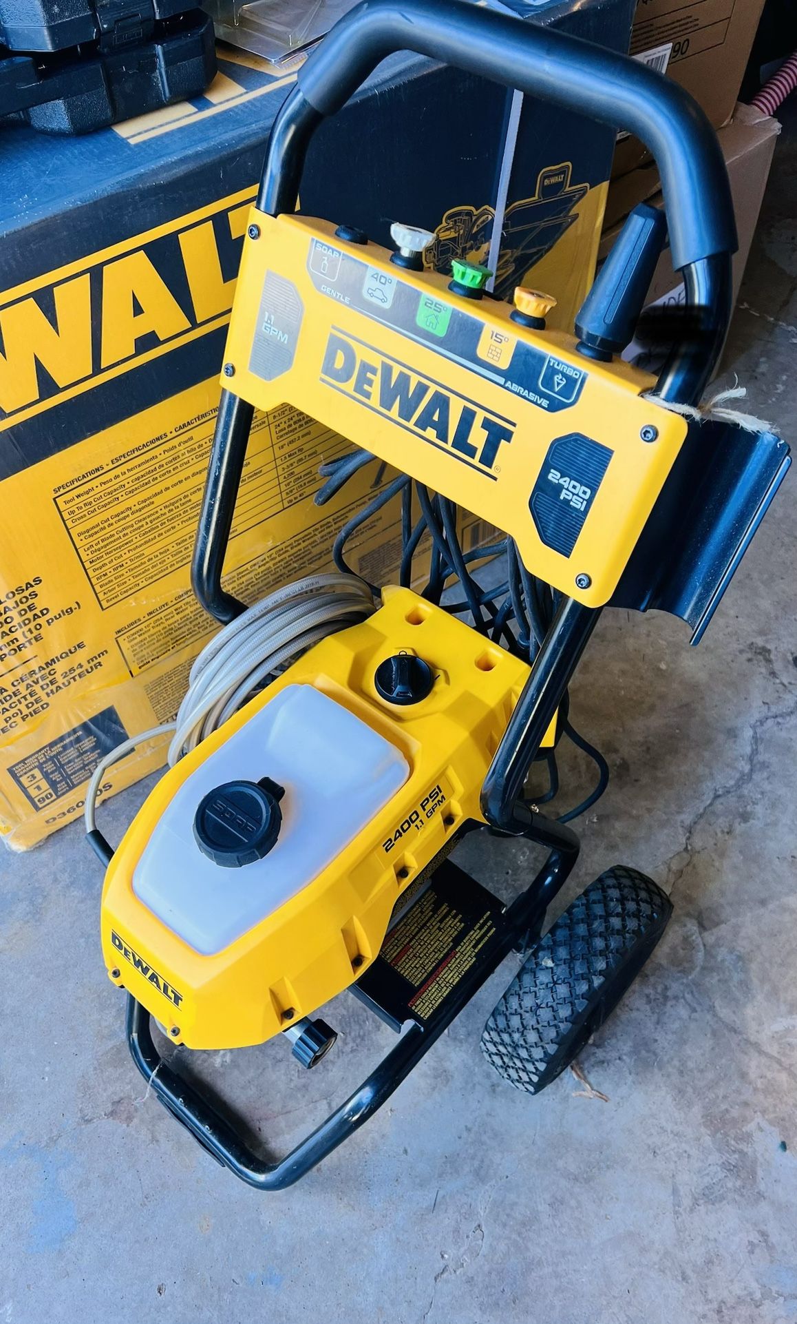 DeWalt 2400 PSI 1.1 GPM Cold Water Electric Pressure Washer. (No gun missing one nozzle) $275 Location: Arlington Se Habla Español