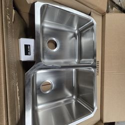 Elkay
Gourmet 31-1/4" Double Basin Stainless Steel Kitchen Sink for Undermount Installations with 50/50 Split