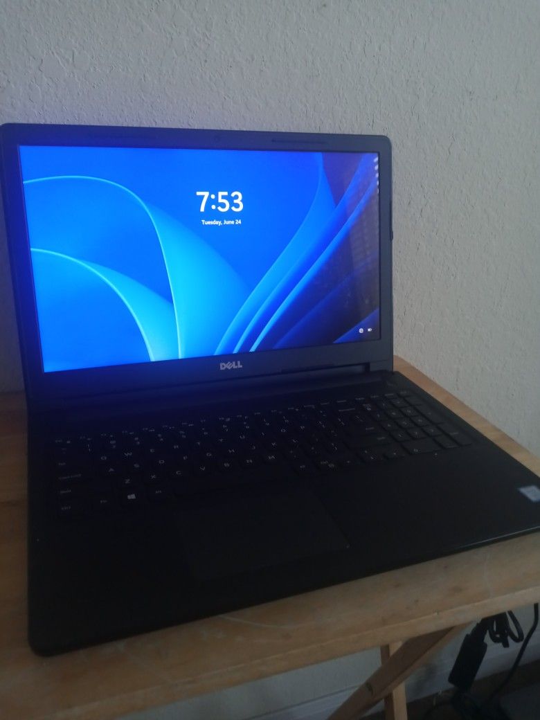 Dell Inspiron 15 3567 15.6 Touchscreen- Grey Intel Core i3-7130U Processor 2.7GHz; 8GB DDR4-2400 RAM; 1TB SSD; Intel HD Graphics 620 I356