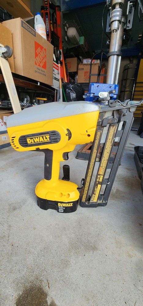 DeWalt DC618 Cordless 18 Volt 16 Gauge Angled Finish Nailer w/ Charger & 2 Batteries