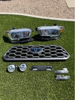 2022 Toyota Tacoma grill and lights