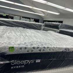 KING SIZE SLEEPY’S HYBRID MATTRESS & BOX SPRINGS BED SET