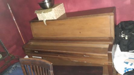 Wurlitzer piano great shape works with piano chair