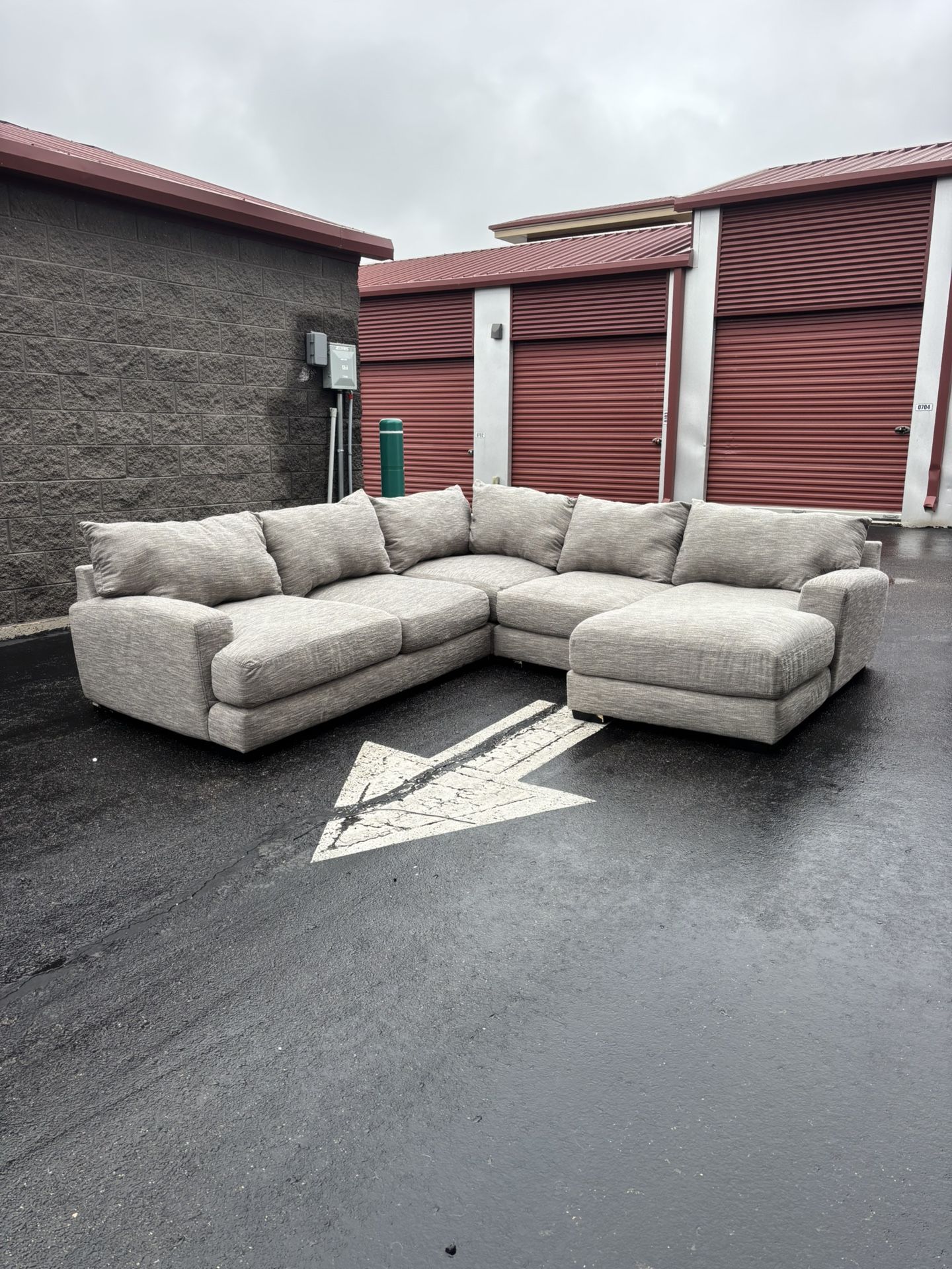 **FREE DELIVERY** Beautiful Modern Grey L Shaped Sectional Couch