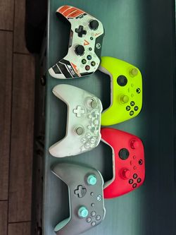 Lot of 5 Xbox Wireless Controllers