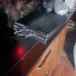 Ps4 With Wiring And Controllers