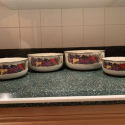 Set of 4 Vintage Enamel Ware Bowls, Cornucopia Pattern