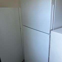 Mid-Size Refrigerator – Good Condition