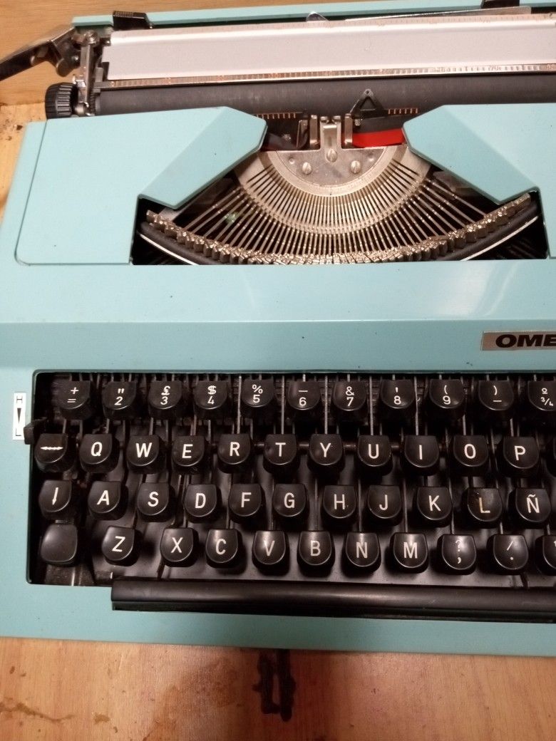 Omega 30 typewriter, Portable ; Accurate ...
Rare
Year: 1980