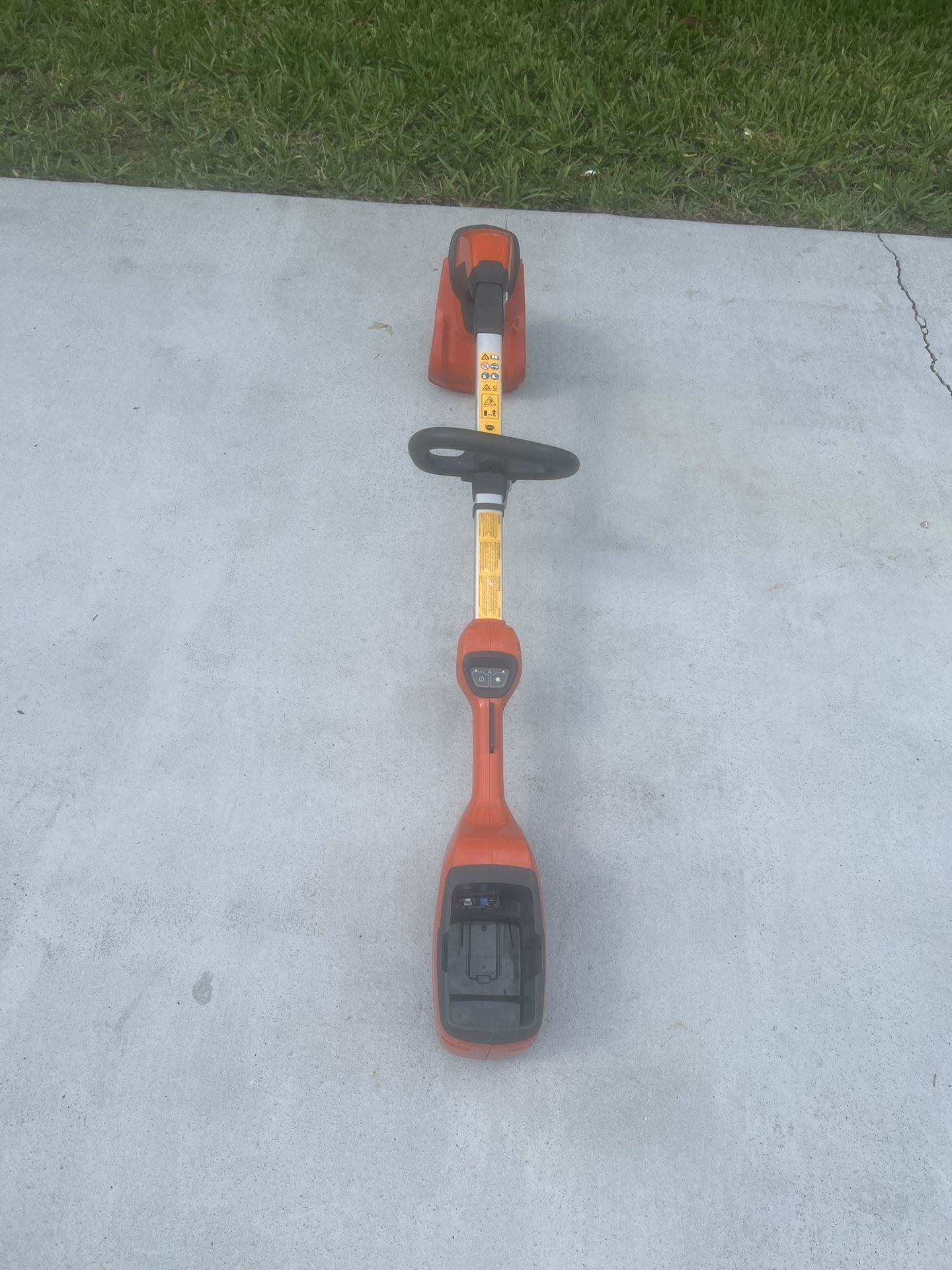 HUSQVARNA 115IL String Trimmer Tool   Bare Tool no battery no charger. Used in good condition with small minor cosmetic blemishes and in good working 