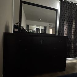 Dresser With Mirror