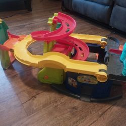 FISHER PRICE SIT AND STAND SKYWAY CAR RACEWAY