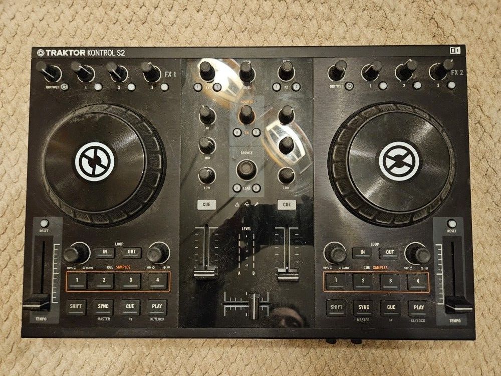 Traktor Kontrol S2 - Native Instruments