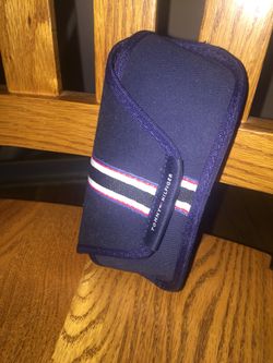 Brand new Unisex Classy Tommy Hilfiger Sunglasses...Pick Up Auburn mall....