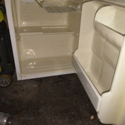 Mini Refrigerator Works Great $30 Cash