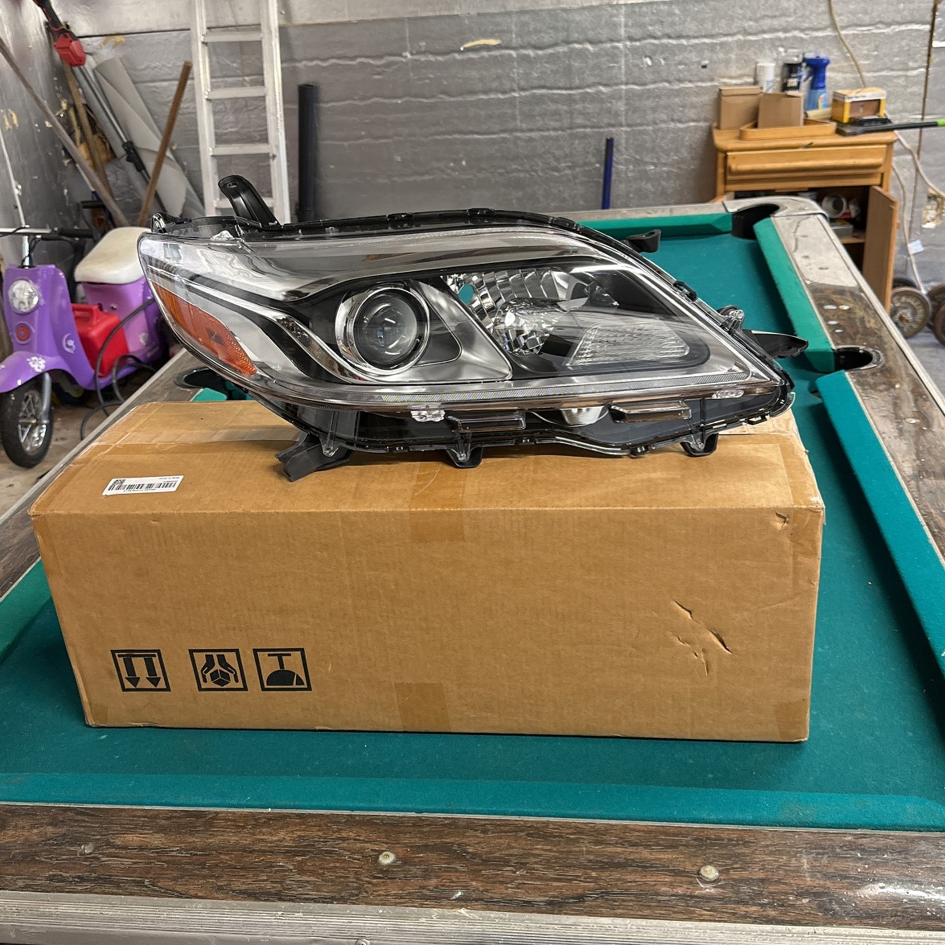 2017 Toyota Sienna SE headlights