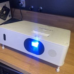 Hitachi 5000 Lumens HDMI Video Projector