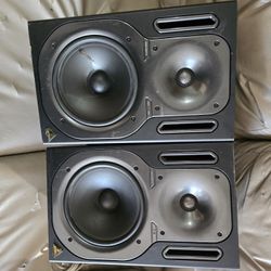 2 Behringer Truth B2031A 8.75" 375 watt Powered Studio Monitors