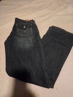 New women's Levi's  13W