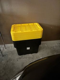 10 plastic storage containers