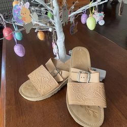 Women’s leather huaraches size 9