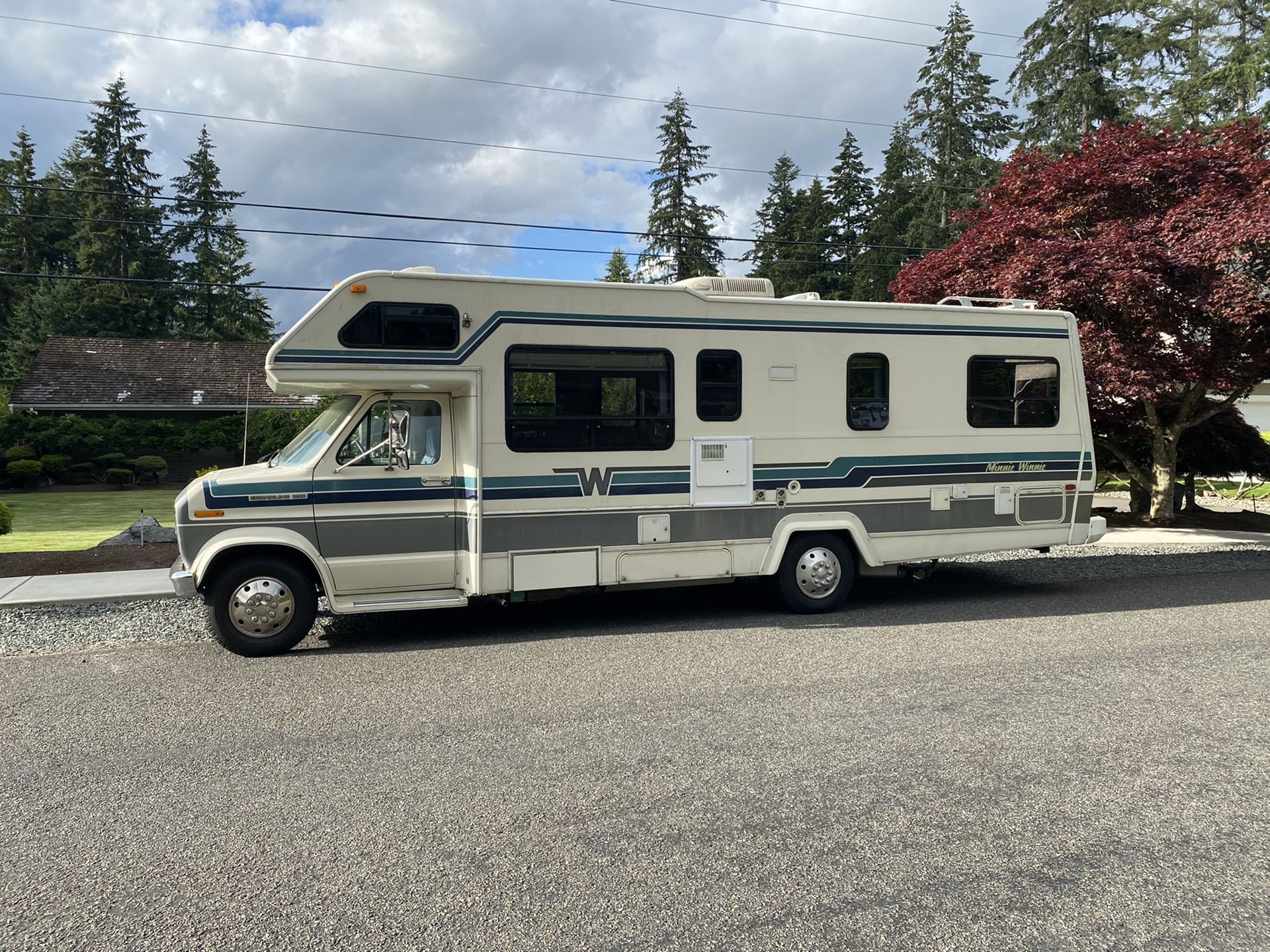 1992 Winnebago Minnie Winnie 27’ class C Motorhome sleep’s 6 Low Miles
