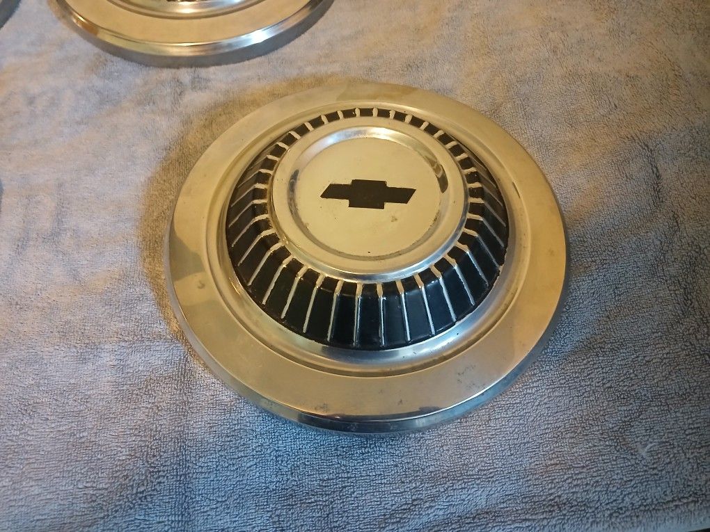 1966 Chevy Hub Caps Dog Dish / Tapadera Para Chevy