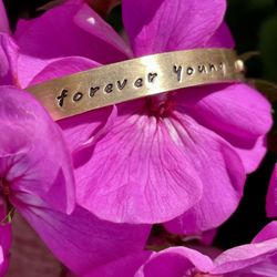 "FOREVER YOUNG" Bracelet Gold Tone Metal