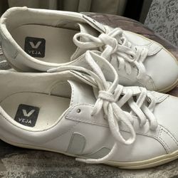 VEJA Women’s Shoes Size: 8